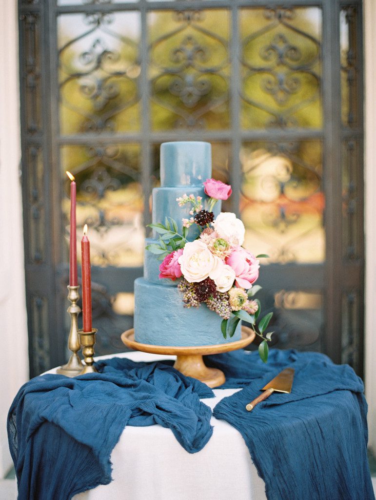 grey wedding cake at a Dallas outdoor elopement