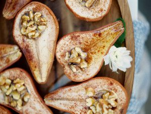 Baked pears flavored with honey and walnuts