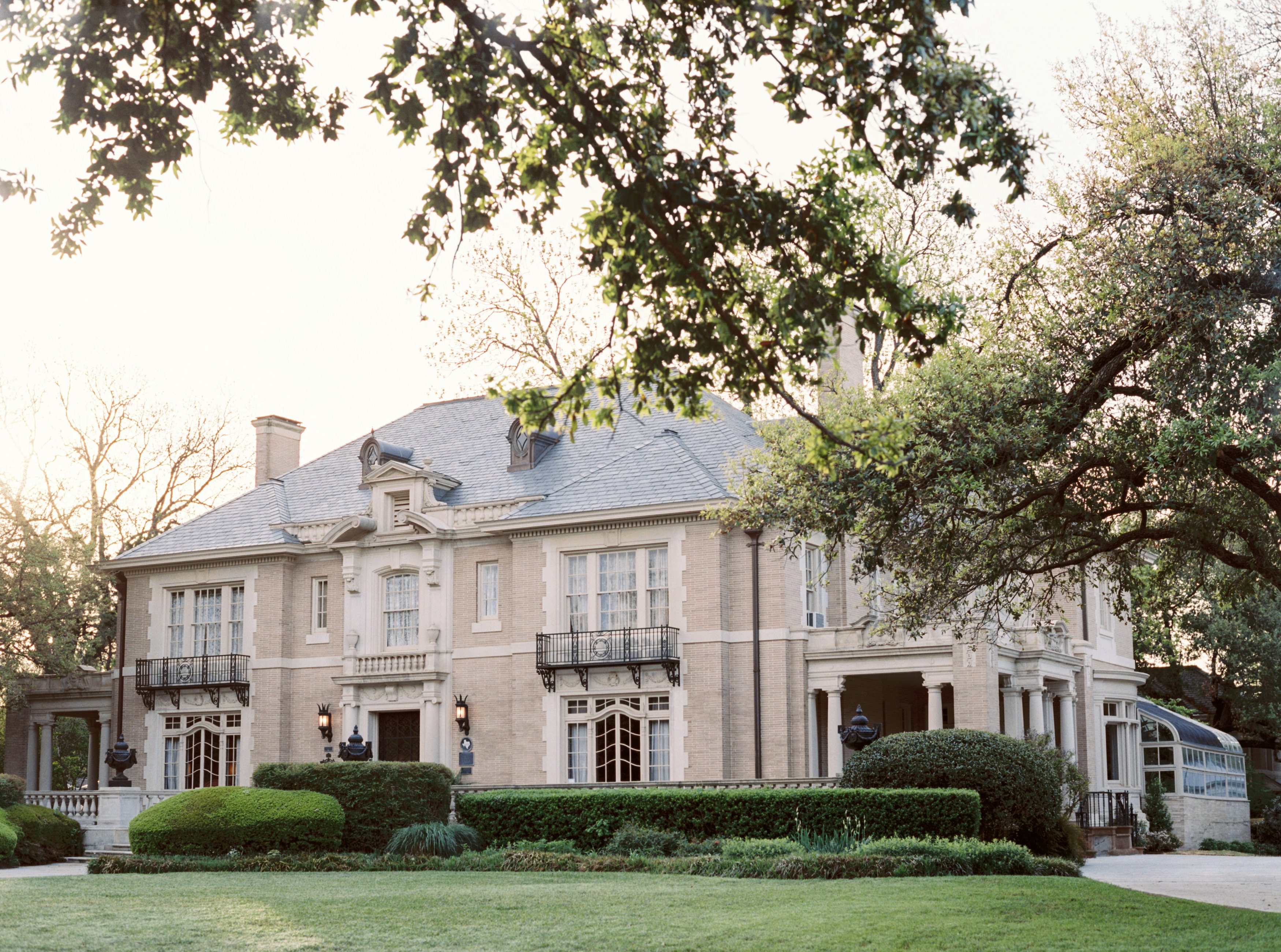Outdoor wedding at Aldredge House in Dallas