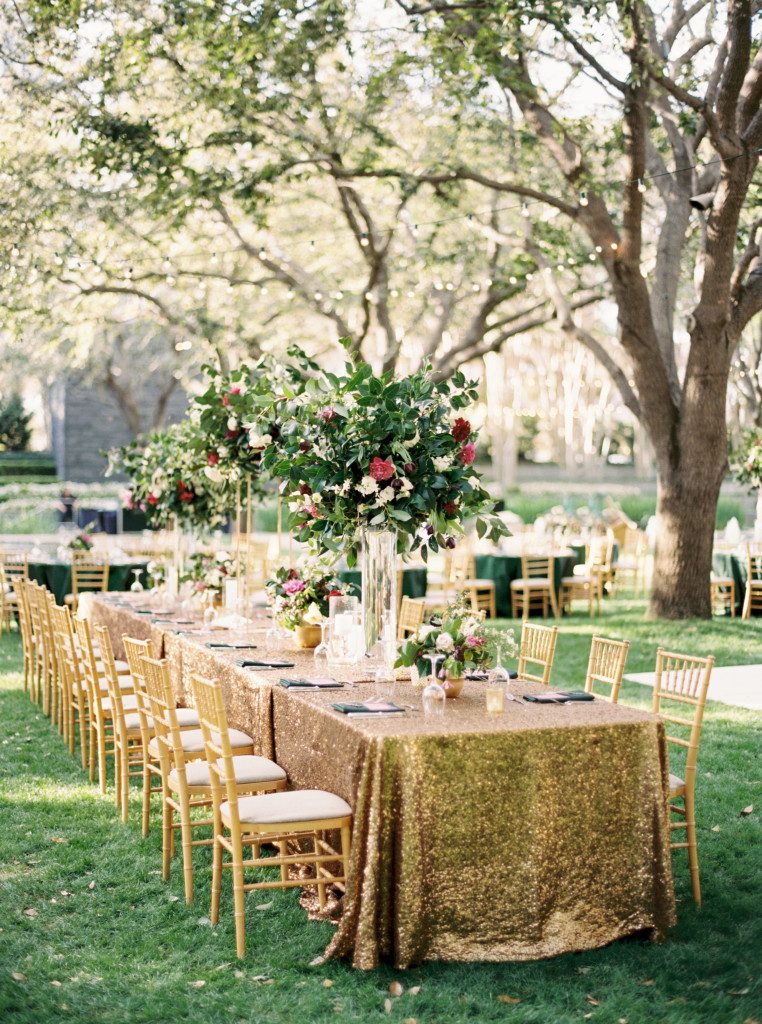 Gold sequin tablecloth on a head table at a Nasher Sculpture Center wedding