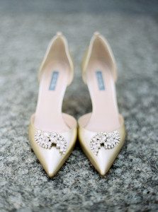 Wedding heels with a pointed toe and diamonds