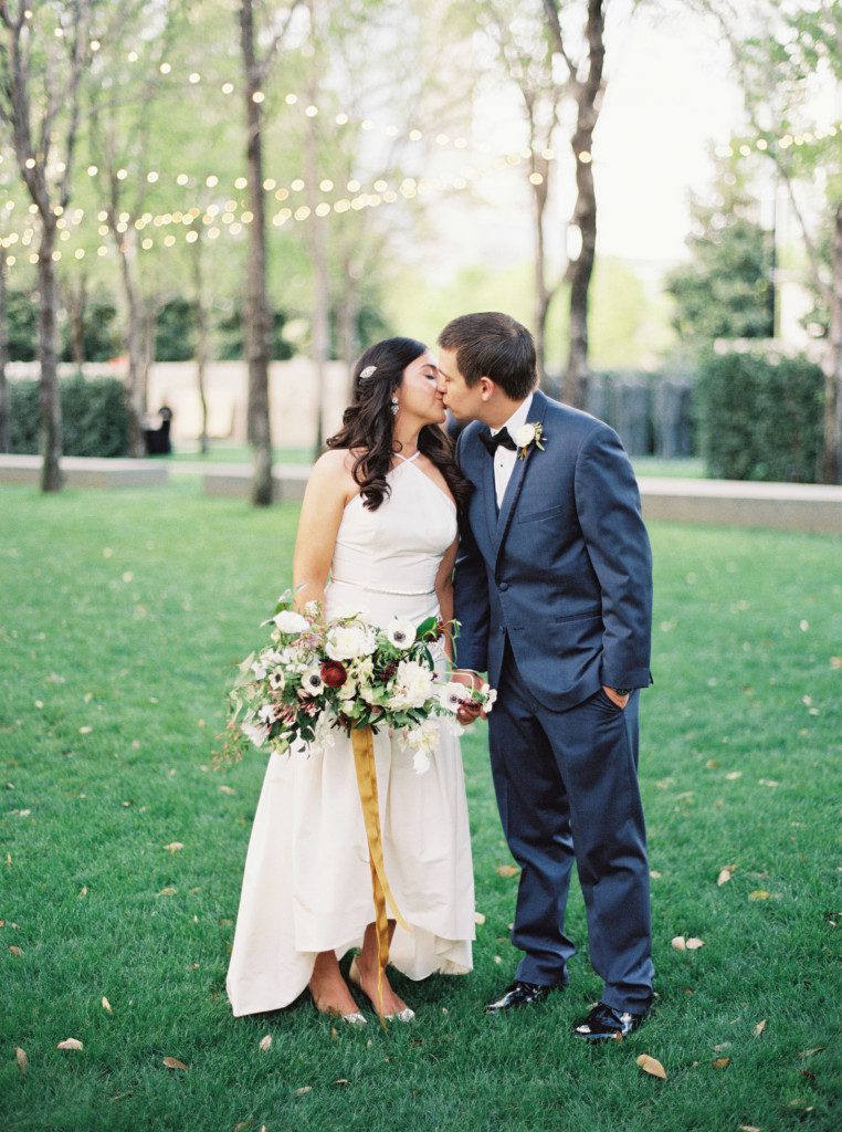 bride and groom kiss at a Nasher Sculpture Center wedding